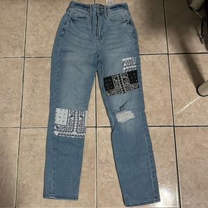 Hollister Ultra High-Rise Mom Jeans